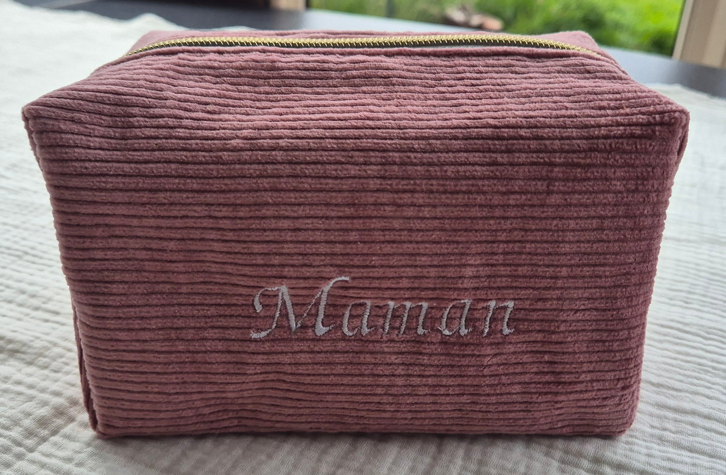Trousse de toilette "La Omi Maman" – Taille S – Brodée main – Pièce Unique