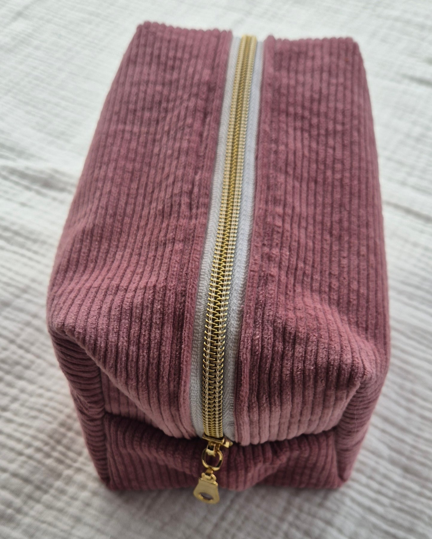 Trousse de toilette "La Omi Maman" – Taille S – Brodée main – Pièce Unique