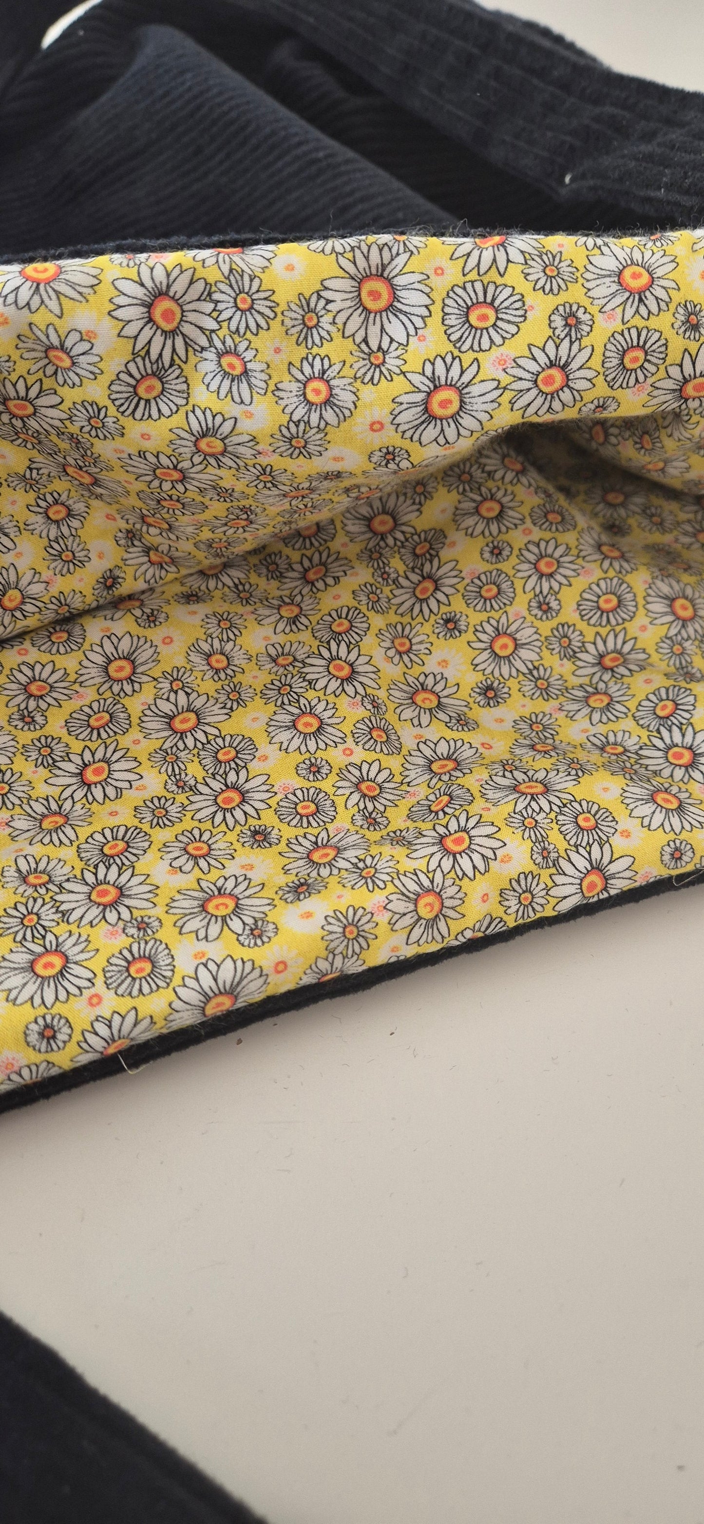 Tote bag Kyoto Onyx, intérieur doublure coton Oeko-Tex imprimé marguerites sur fond jaune