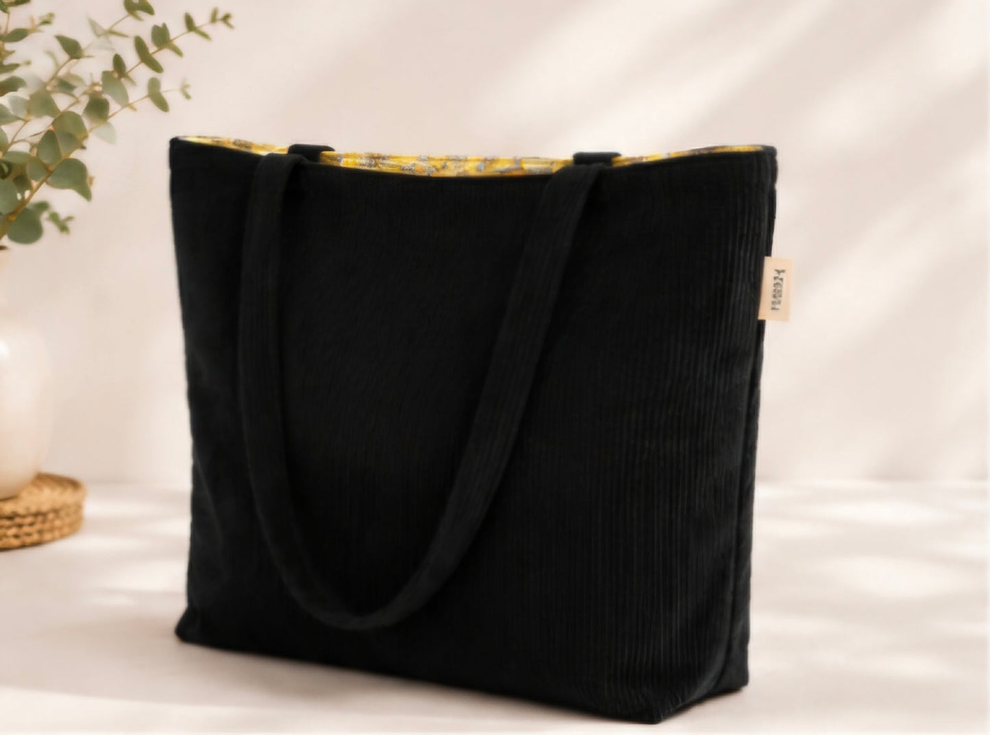 Tote bag Kyoto Jaspé en velours côtelé noir, vue de face avec doublure jaune dorée
