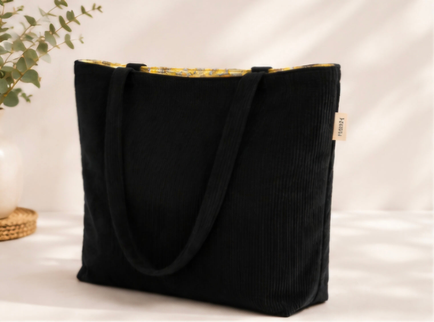 Tote bag Kyoto Jaspé en velours côtelé noir, vue de face avec doublure jaune dorée
