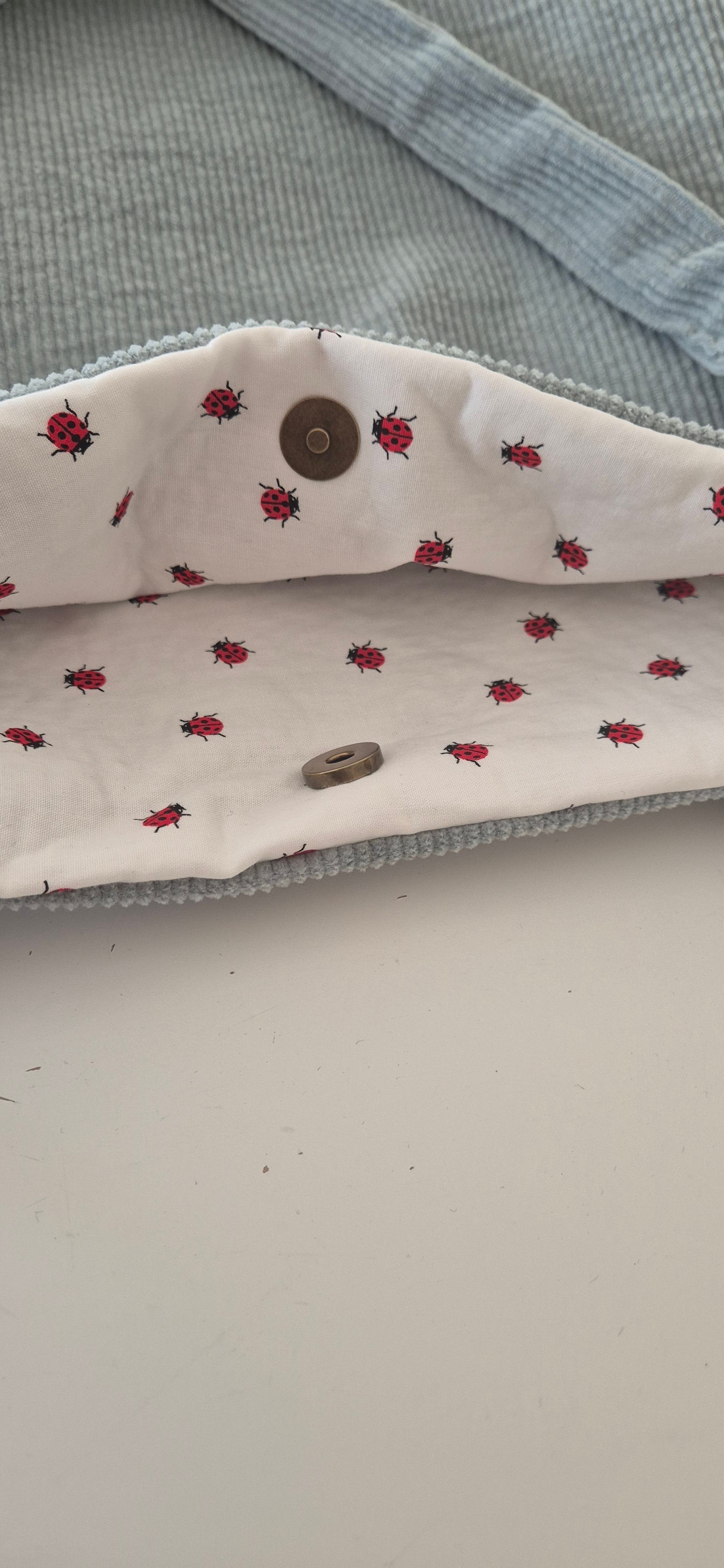 Tote bag Kyoto Jaspe, intérieur doublure coton imprimé coccinelles sur fond blanc et fermoir magnétique bronzeé