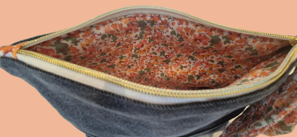 Intérieur liberty fleuri orangé et rose de la trousse La Ella