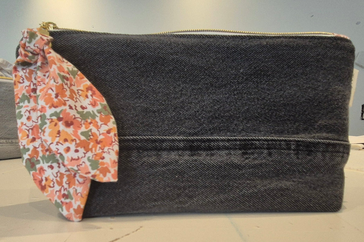 Trousse de toilette faite main denim noir avec nœud liberty fleuri automnal